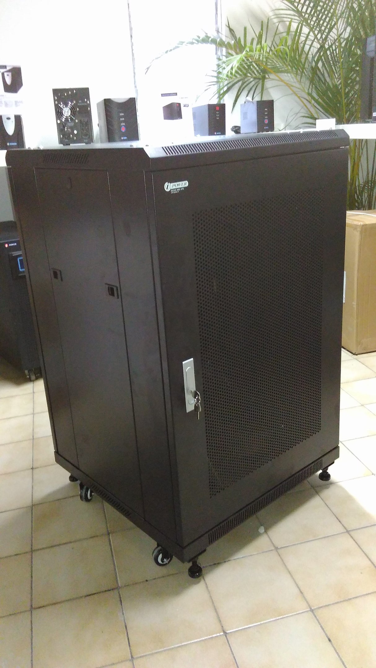 Rack série Mezzo - une porte vitrée, 1 étagere, 2 ventilos, prise francaise